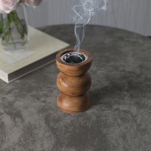 Elegante Quemador de Incienso de Madera con Diseño de Bolas Apiladas, Presenta un Acabado de Grano Natural y un Recipiente Central Plateado Metálico - Product Image 4
