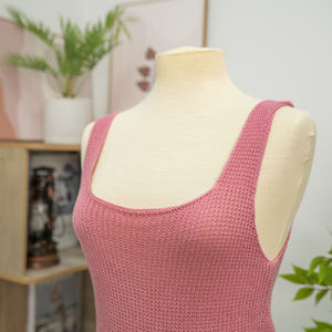 Se aceptan pedidos OEM y ODM. Top corto de punto para mujer, 100% acrílico, estilo sencillo, color liso, tejido en Vietnam. - Product Image 3