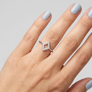 Bague de fiançailles en or blanc 10 carats avec diamant de laboratoire de 1,00 carat, clarté VS1, couleur F, taille brillant rond, sertie pavé, certifiée IGI - Product Image 4
