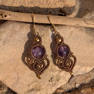 Pendientes Colgantes Boho de Macramé en Plata de Ley Hechos a Mano con Cordón Marrón, Joyería Curativa, Regalo de Aniversario para Mujer, HARI OM CREATIONS - Product Image 1
