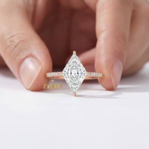 Bague de Fiançailles et de Mariage Tendance pour Femme, Plaqué Or, avec Diamant de Laboratoire Moderne Taille Losange, Sertissage à Griffes en Forme de Boussole, Qualité VS - Product Image 2