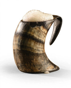 Natürlicher Horn-Bierkrug mit geschnitztem Wikingerschiff-Motiv, handgefertigter Trinkbecher im antiken rustikalen Stil - Product Image 6