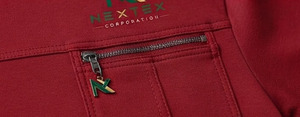 Camiseta Roja de Cuello Redondo para Hombre con Bolsillos con Cremallera, Estilo Workwear, Color Sólido, Tejido de Algodón, Logotipo Frontal, Ropa de Primavera - Product Image 2