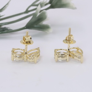 Boucles d'oreilles clous de luxe en or jaune avec deux diamants de laboratoire taille poire Toi et Moi Blanc D.E. Bijoux fins personnalisés pour femmes Color E - Product Image 2