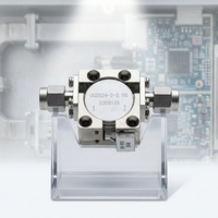 Isolateur RF à large bande à excellentes performances RF 1,7-3,8 GHz 200 W, isolateur coaxial de type N à faible VSWR 1,15-1,30 pour stations de base