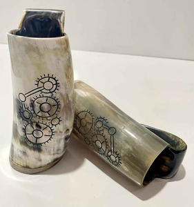 Mug en corne artisanal personnalisé avec gravure viking, en céramique, hautement poli, corne naturelle d'Inde, pour cadeaux d'affaires - Vin, bière - Product Image 1
