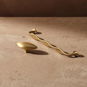 Poignée en laiton de qualité supérieure, conçue pour un usage quotidien confortable, avec une fabrication raffinée pour les applications résidentielles. - Product Image 6