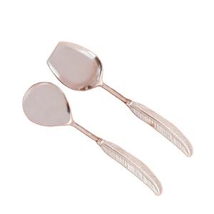 Juego de cucharas de acero inoxidable dorado pulido con estilo de mango de plumas, perfecto para bodas, banquetes, restaurantes y cenas en casa - Product Image 1