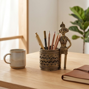 Objets de collection artisanaux, porte-stylo en laiton Dhokra représentant une femme tribale, figurine artisanale pour le bureau et la décoration créative de la maison - Product Image 3
