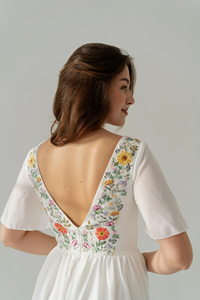 Vestido de Noche Elegante de Seda Blanca con Bordado Floral a Mano, Cuello en V y Corte en A, Ideal para Bodas, Eventos Formales y Verano - Product Image 6