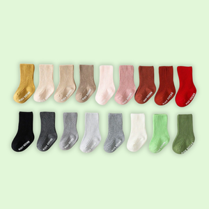 Chaussettes bébé en coton doux tricoté pour usage quotidien, disponibles en plusieurs couleurs, respirantes, style chaussettes mi-hautes mignonnes pour tout-petits, antidérapantes et écologiques - Product Image 1
