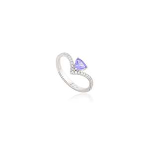 Anillo Chevron de Oro Sólido de 14K con Tanzanita y Diamantes de Corte Trillón - Product Image 3