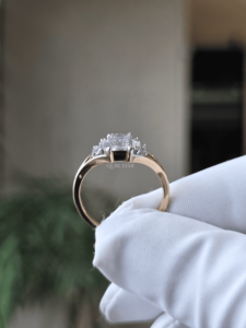 Bague à trois pierres en diamant de laboratoire taille émeraude 1,30 carat en or 14K certifiée IGI, avec pierres latérales coniques serties à griffes, bijoux de mariée raffinés - Product Image 3
