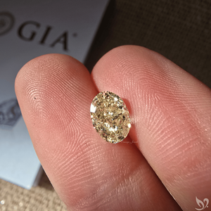 Diamant naturel ovale jaune clair de 1,58 carat, taille brillant modifiée, certifié GIA, pour la vente en gros de bijoux - Product Image 4