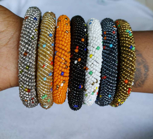 Bracelets manchette Maasai vintage brodés papillons, bijoux bohèmes perlés de perles de rocaille par AntiqueCreation - Product Image 2