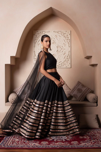 Lehenga Choli Negro con Dupatta Transparente y Borde Dorado |   Ropa Étnica India Tradicional y Festiva para Mujeres, Diseñada para Bodas y Fiestas - Product Image 4