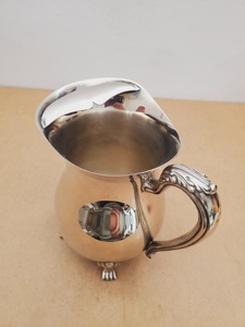 Jarra con acabado plateado de primera calidad, con asa ornamentada y base, perfecta para decoración del hogar y servicio de invitados, venta al por mayor desde India. - Product Image 6