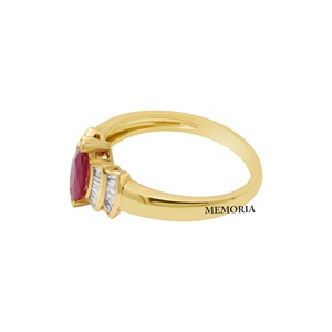 Bague en or jaune 14 carats avec rubis marquise naturel et diamants baguette superposés, Memoria Jewels, vente en gros - Product Image 4