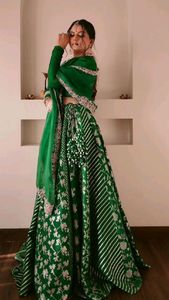 Lehenga en soie Banarasi de couleur verte avec broderie en organza, dupatta, tenue de mariée, tenue de soirée pour femmes - Product Image 2