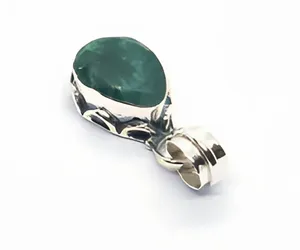Colgante de Cuarzo Verde Celestial en Plata de Ley 925 con Engaste de Bisel, Joyería Unisex - Product Image 1
