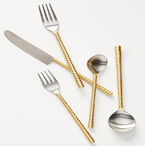 Magnifique ensemble de couverts dorés mats, design minimaliste élégant, belles poignées blanches, qualité supérieure, disponible au prix de gros. - Product Image 3