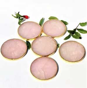 Sous-verres ronds en résine faits à la main, aspect marbre rose, bord doré, décoration de table, artisanat Paradise, Uttar Pradesh - Product Image 2