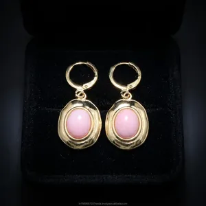 ต่างหูแฟชั่นทรงหยดน้ำประดับพลอยโอปอลสีชมพู ตัวเรือนทองเหลืองชุบทอง 18k รูปทรงวงรีแบบคาโบชอง ขายส่งเครื่องประดับแฟนซีทันสมัย - Product Image 3