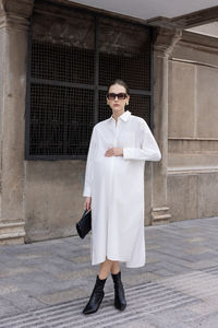 Robe longue ample et décontractée pour femme enceinte, respirante et légère, en tissu tissé - Product Image 3