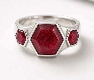 Bague de mariage cocktail pour homme en argent avec incrustation de rubis hexagonaux, sertie de trois pierres, style moderne et tendance - Product Image 1