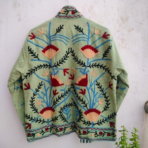 Couette matelassée respirante en coton vert sauge, broderie Suzani faite à la main, travail traditionnel de broderie kashmiri, motif floral, longueur standard - Product Image 2