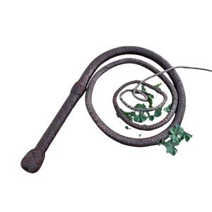 Présentant une paire de fouets hybrides. Ils semblent être des fouets classiques, avec une poignée rigide et une cordelette flexible. - Product Image 5