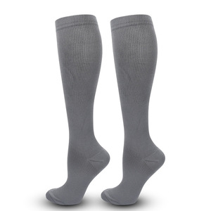 Chaussettes de sport en coton confortables unisexes pour la course, l'entraînement, la marche et le quotidien - Product Image 1