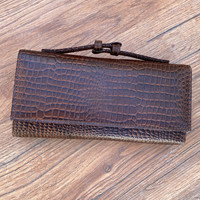 Portefeuille long marron en cuir véritable à motif crocodile pour femmes avec poignée et pochette de luxe pour téléphone portable.