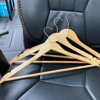Cintres en bois à joint de doigt en gros à bas prix Cintres en bois durables à bas quantité minimale de commande fabriqués au Vietnam