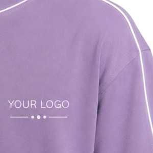 Conjunto de camiseta y pantalones cortos oversize para hombre en color lavanda púrpura con ribetes en contraste blanco, logotipo personalizado, cuello redondo, estilo casual streetwear, venta al por mayor. - Product Image 6