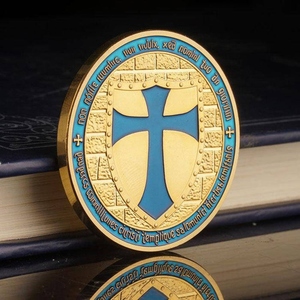 Moneda de Desafío de Lujo Tradicional de los Caballeros Templarios, Diseño de Cruz Ancha y Escudo, Esmalte Azul Claro, Bañada en Oro - Product Image 3