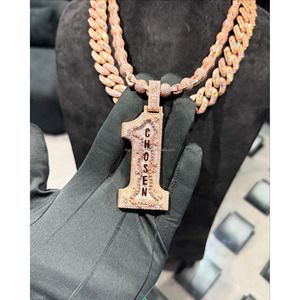 สร้อยคอฮิปฮอปแบบกำหนดเองประดับเพชรโมอิสซาไนต์ สไตล์ 'The World is Yours' พร้อมจี้และโซ่แบบ Cuban Links ประดับเพชรเต็มเส้น - Product Image 1