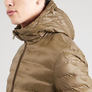 Veste d'hiver matelassée pour homme, style urbain, à capuche, col montant, coupe-vent, en toile noire, rembourrage en coton 400g, logo personnalisé sur le devant - Product Image 3