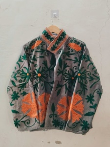 Veste en velours gris faite à la main avec broderies florales vertes et orange |   Veste artisanale indienne pour femmes - Product Image 2