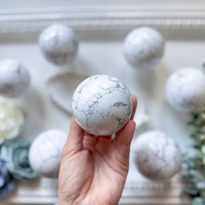 Sphère en howlite blanche naturelle polie de haute qualité 5-7 cm, pierre de guérison pour la méditation, le Reiki, la décoration intérieure, vente en gros - Product Image 6