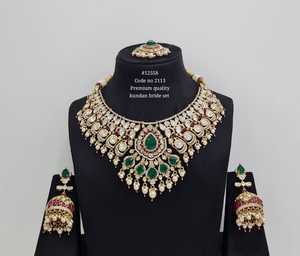 Ensemble de bijoux de mariée Kundan vert 12558 plaqué or, collier et boucles d'oreilles avec imitation perle et pierre doublette, pour mariage et fêtes. - Product Image 3
