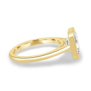 Anillo de Compromiso Minimalista con Diamante de Laboratorio de 2 Quilates con Corte Esmeralda, Engastado en Bisel, en Oro Amarillo de 14K, Certificado IGI, Claridad VVS, para Mujer - Product Image 3