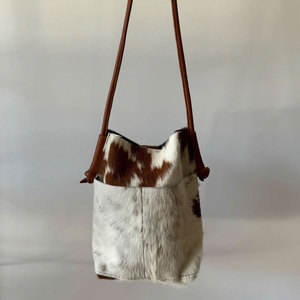 Bolsos de Mano de Cuero Vacuno con Logotipo Impreso Personalizado de Alta Calidad, Diseño Personalizado al por Mayor, Dos Asas, Impermeables y Transpirables - Product Image 1