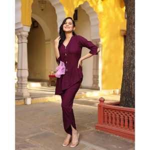 Ensemble coordonné en tissu crêpe respirant pour femmes, taille XS, couleur vin, avec haut à manches trois-quarts - Product Image 4