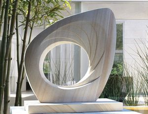 Sculpture en grès, art contemporain d'extérieur, surface polie, design en spirale, décoration de jardin - Product Image 2