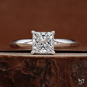 Bague de fiançailles solitaire classique en or 10K avec diamant de laboratoire taille princesse 1 carat certifié IGI et tige fendue - Product Image 1
