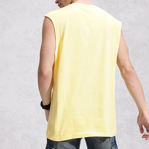 Camiseta sin mangas de punto con cuello redondo para hombre, color amarillo sólido, informal, de corte regular. - Product Image 2