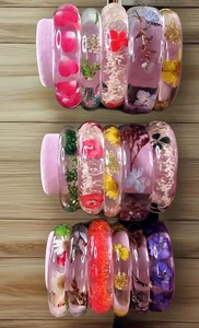 Brazalete de Resina con Diseño Floral Redondo, Joyería Artística Hecha a Mano con Resina Epoxi, Patrón Floral Prensado Real - Product Image 5