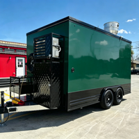 Remorque de cuisine mobile entièrement équipée avec plancha, comptoir de travail, armoires noires, prête pour la vente de hot-dogs, sandwichs, grillades et plats chauds