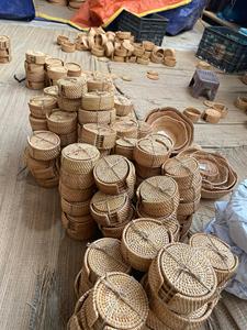 Assiettes de présentation rondes en rotin naturel tressé pour une mise en scène de table élégante - Product Image 5